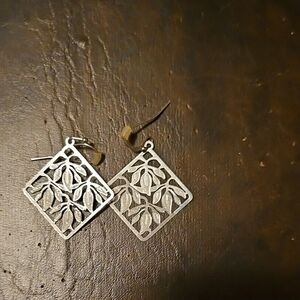 Elegant Silver Leaf Pattern Earrings